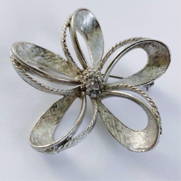 VTG Signed ART Silvertone Brooch, Mid Century Mod Floral Textured Petal Pin - Picture 3 of 9
